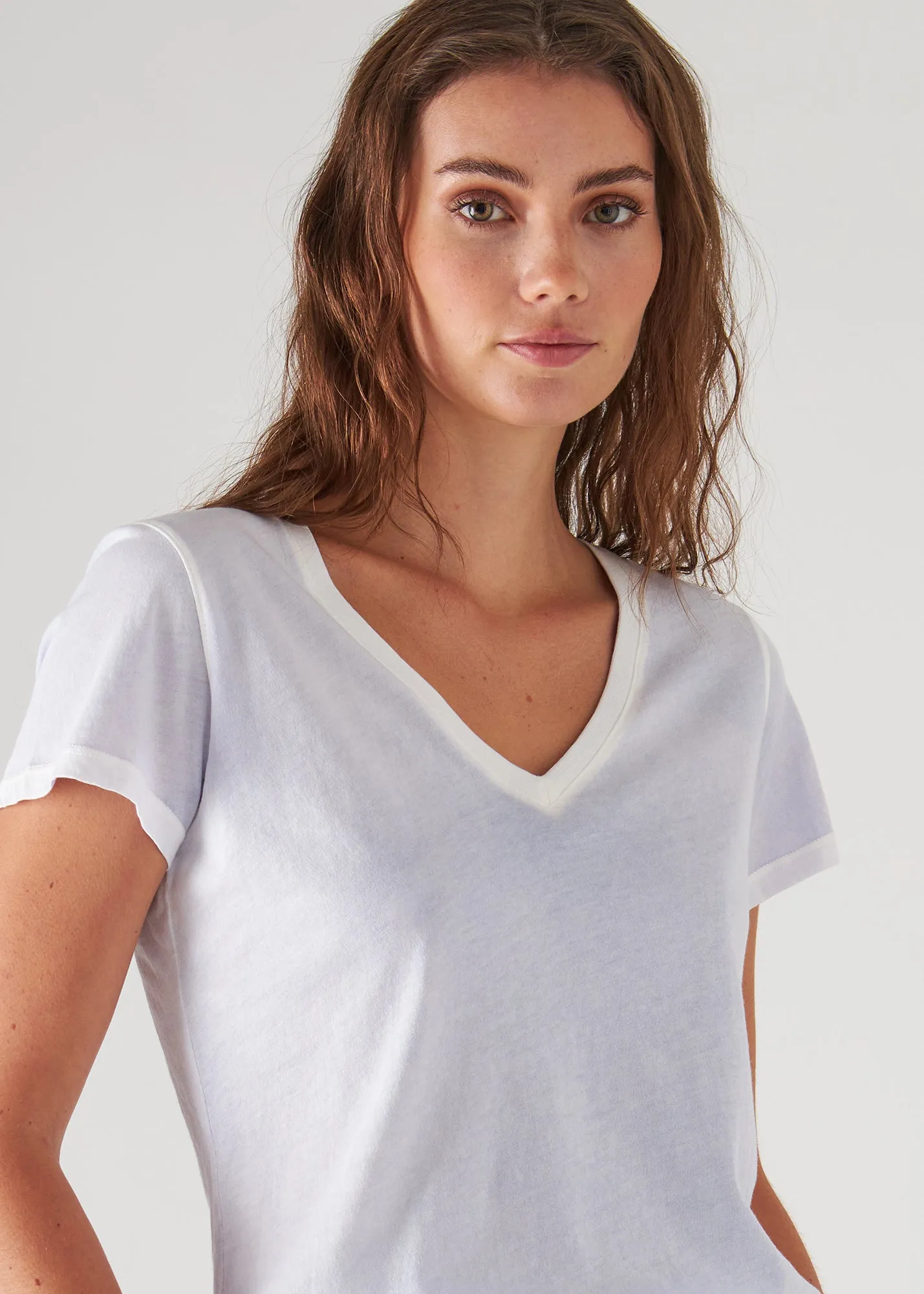 REVERSE SPRAY LIGHTWEIGHT PIMA COTTON V-NECK T-SHIRT